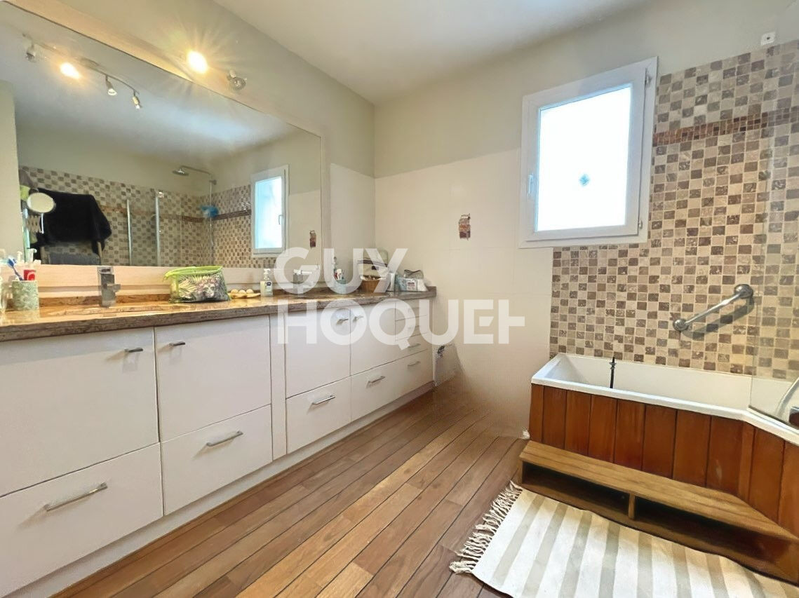 Maison à vendre à Canohès, 4 faces, 3 chambres, garage, piscine, dépendance