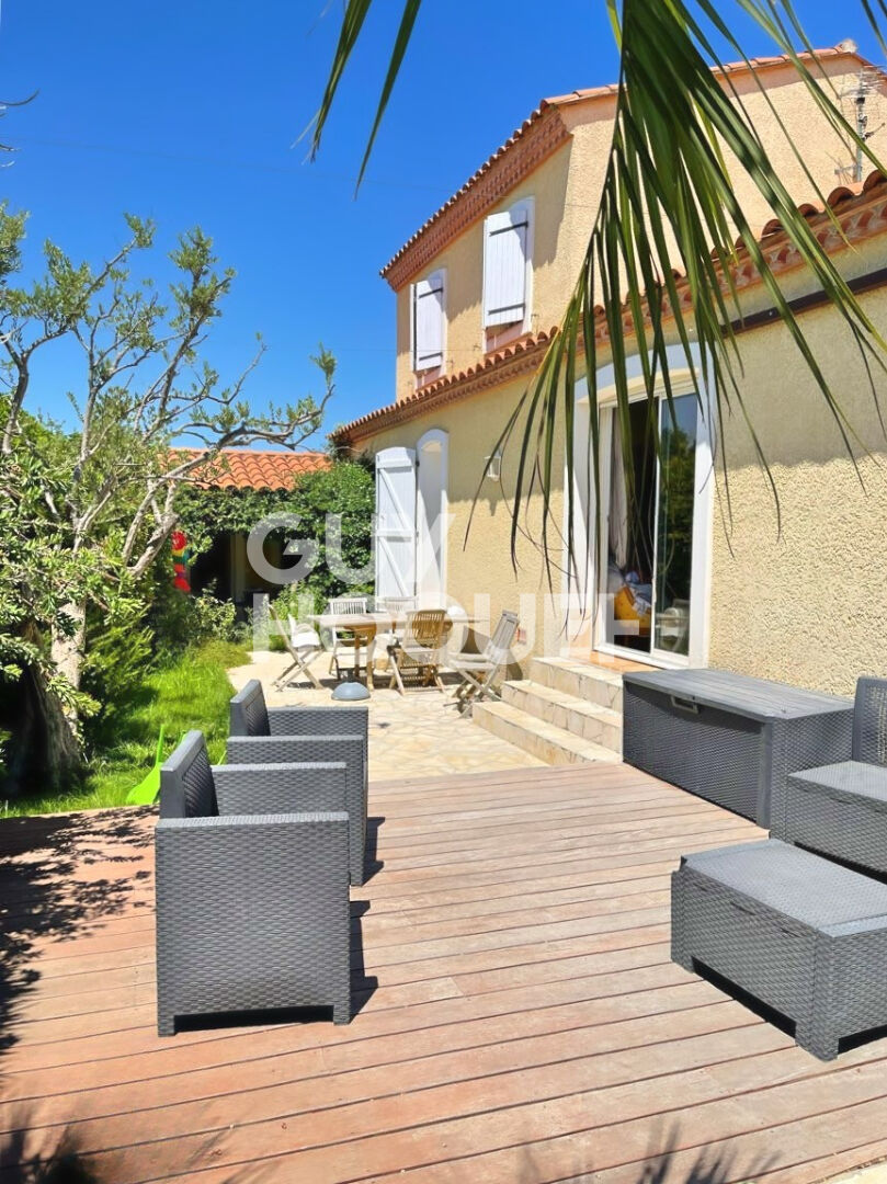 Maison à vendre à Canohès, 4 faces, 3 chambres, garage, piscine, dépendance