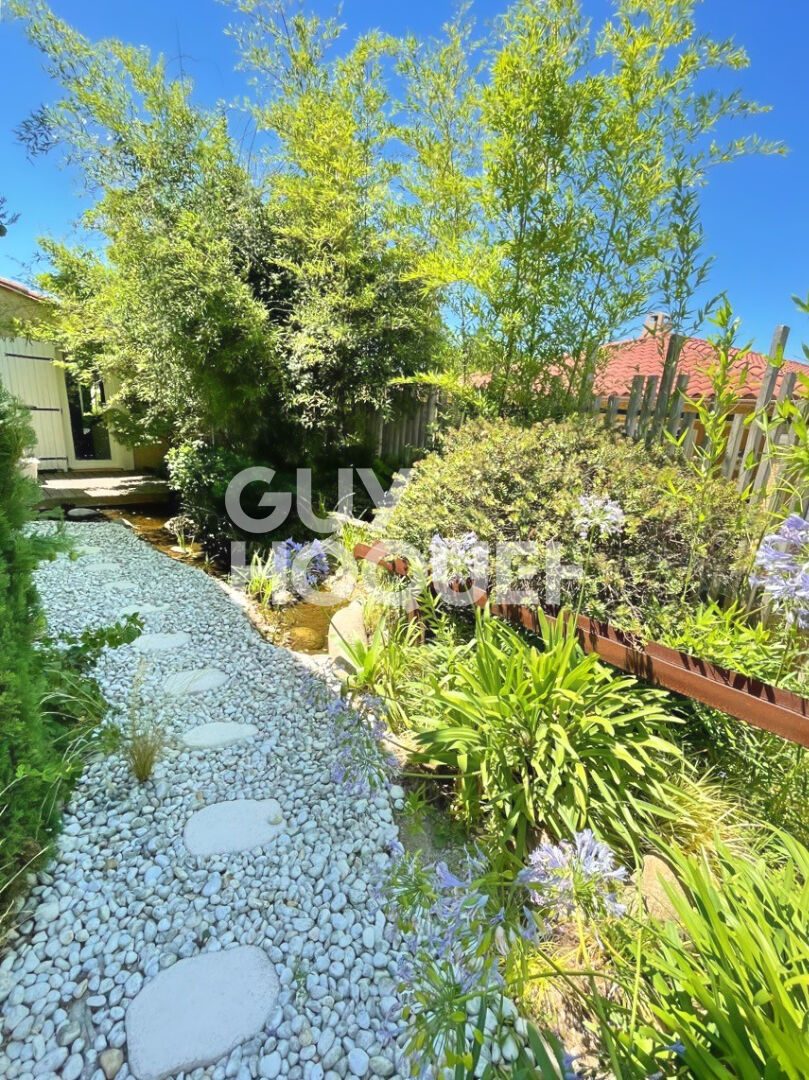 Maison à vendre à Canohès, 4 faces, 3 chambres, garage, piscine, dépendance