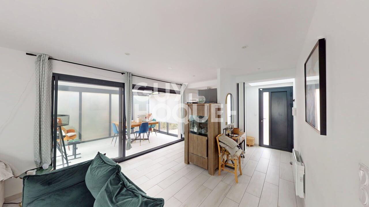 LE SOLER, maison 3 faces, 4 chambres, garage et jardin.