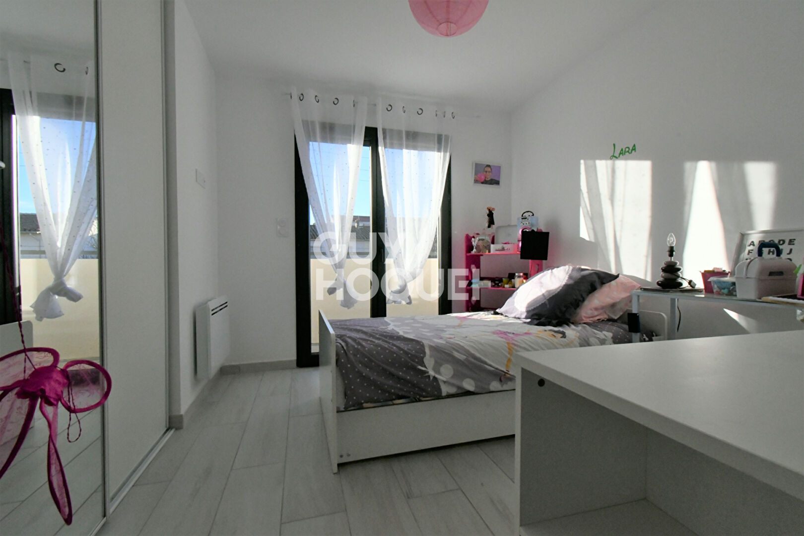 LE SOLER, maison 3 faces, 4 chambres, garage et jardin.