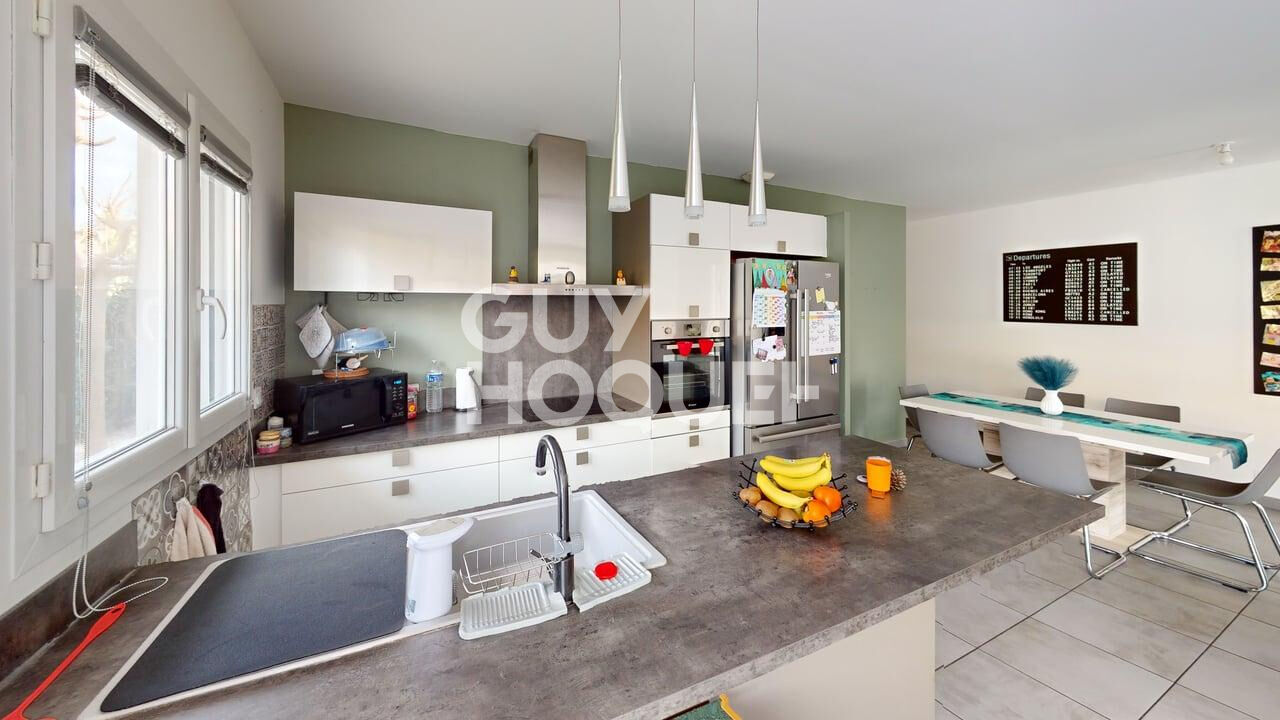 CANOHES Maison récente 3 faces de plain pied, 4 pièces avec garage et piscine.