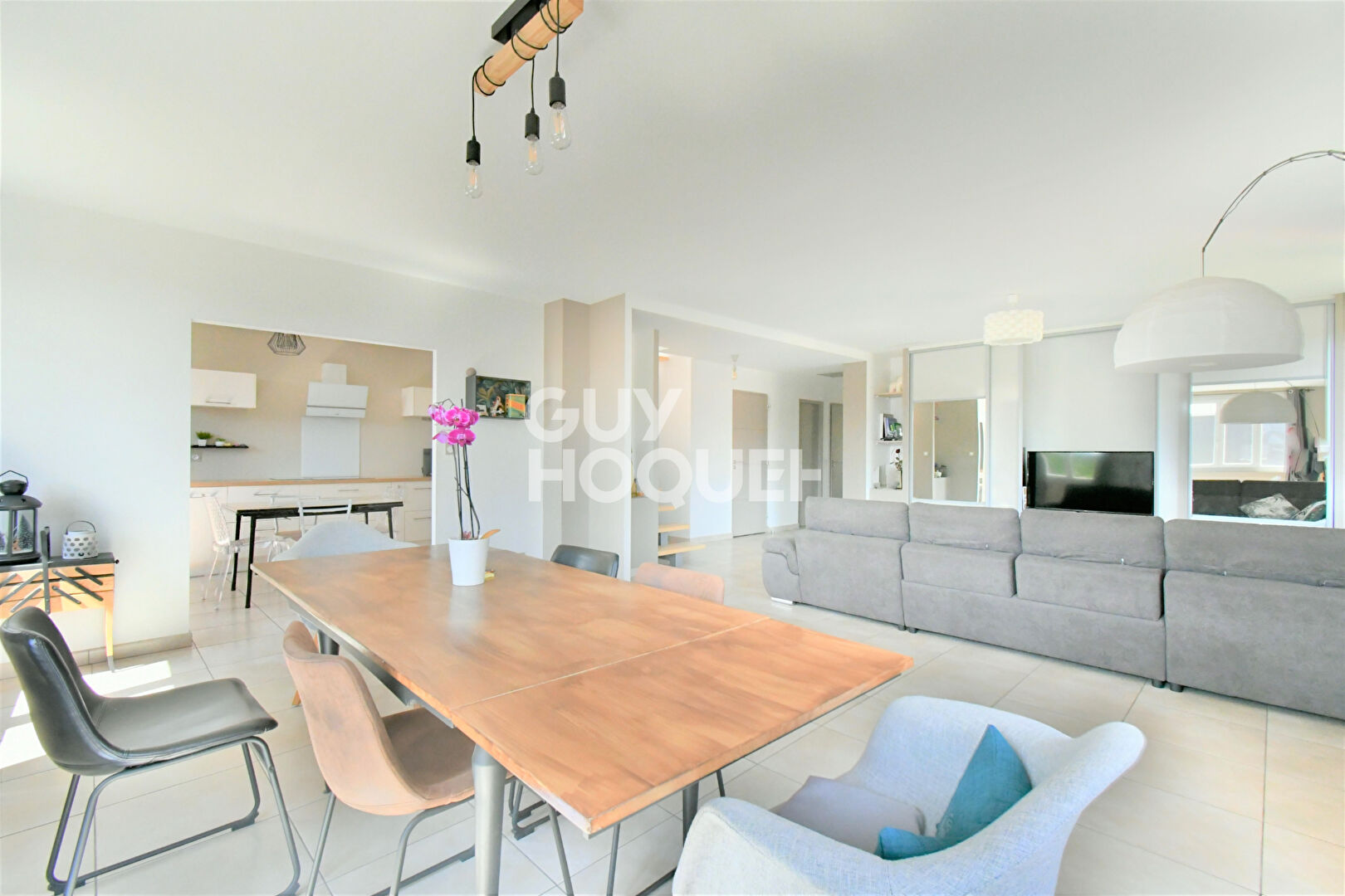 NEFIACH Superbe maison de village, 3 chambres, grand garage et jardin.