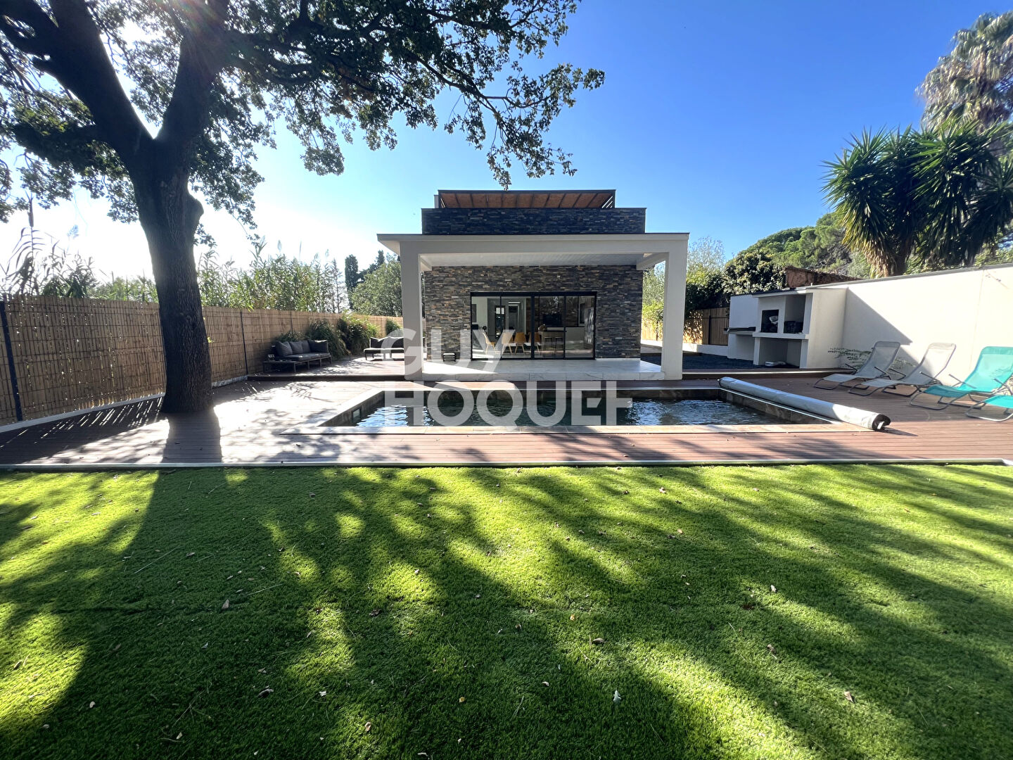 Maison contemporaine 4 faces, 4 chambres, garage, jardin et piscine.