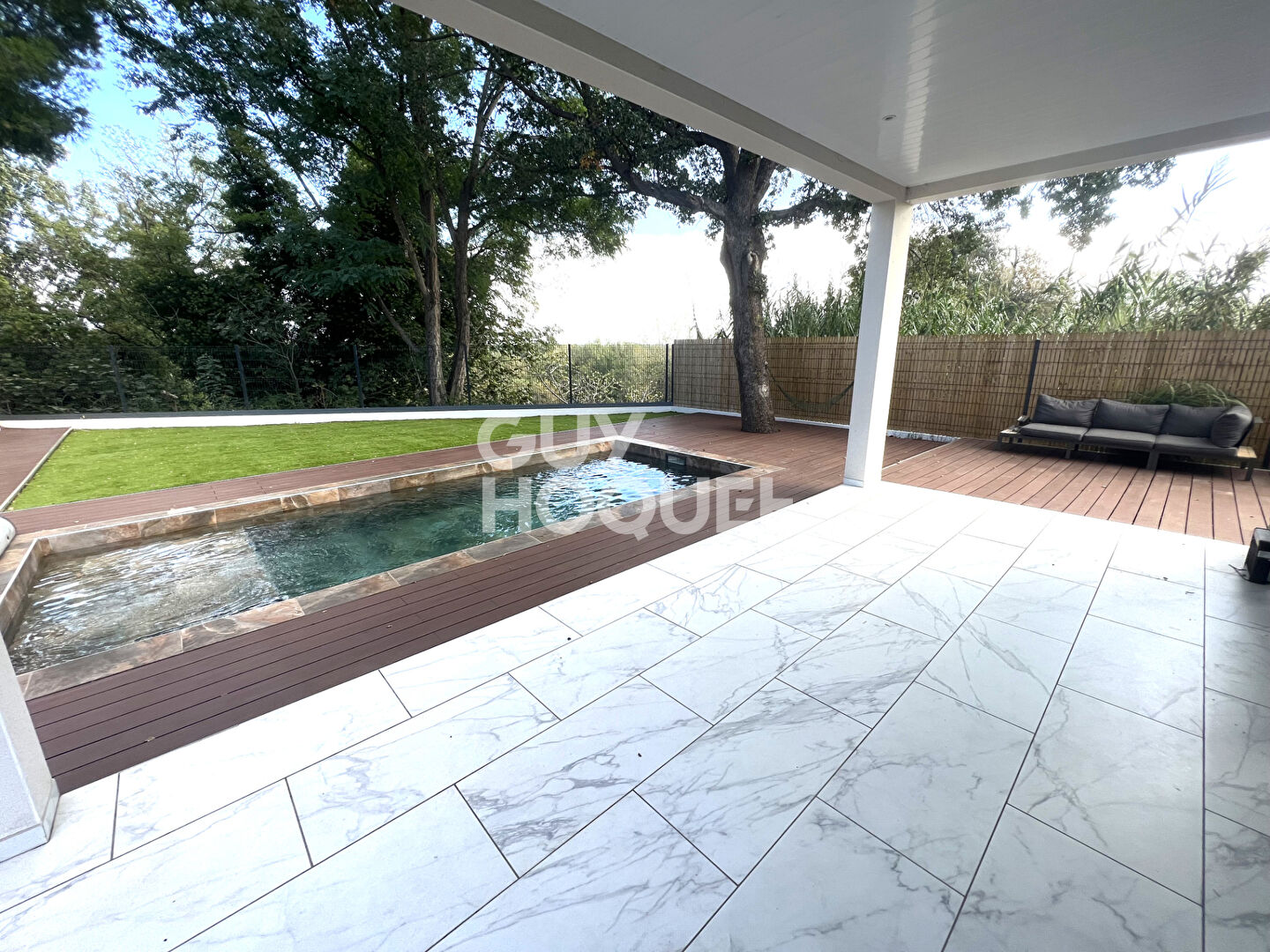 Maison contemporaine 4 faces, 4 chambres, garage, jardin et piscine.