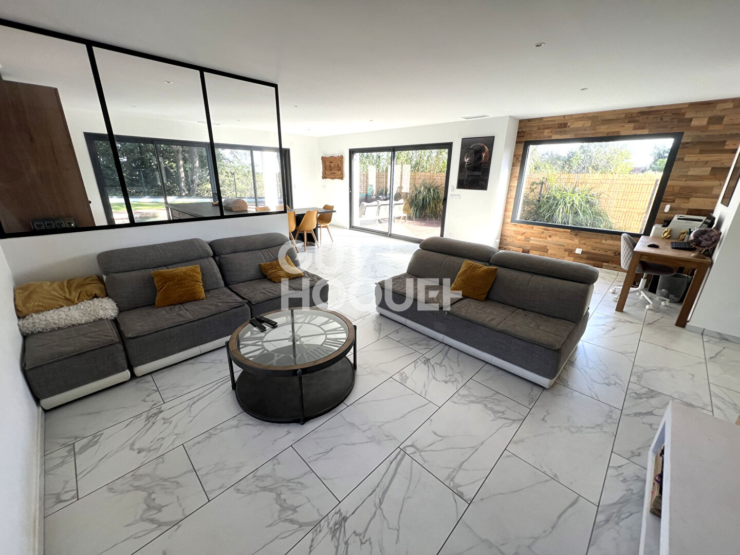 Maison contemporaine 4 faces, 4 chambres, garage, jardin et piscine.