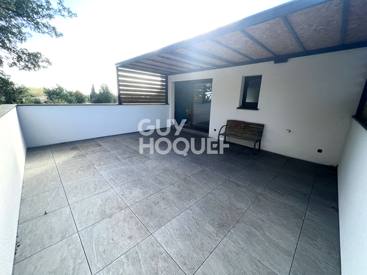 Maison contemporaine 4 faces, 4 chambres, garage, jardin et piscine.