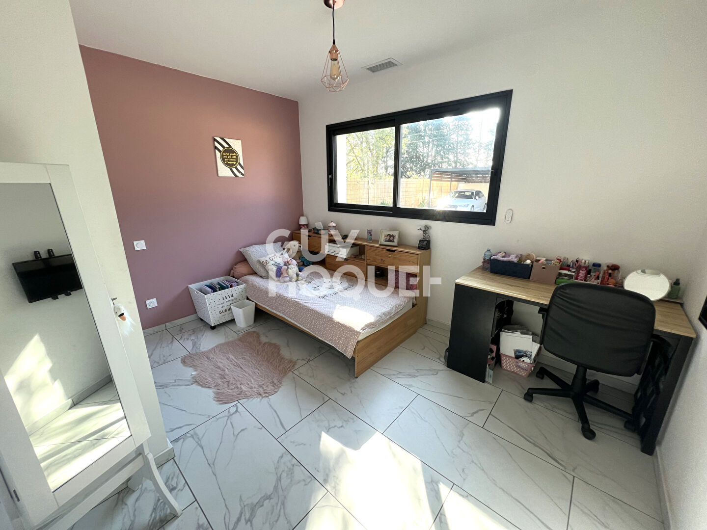 Maison contemporaine 4 faces, 4 chambres, garage, jardin et piscine.