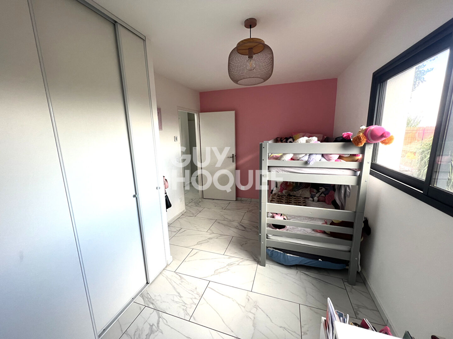 Maison contemporaine 4 faces, 4 chambres, garage, jardin et piscine.