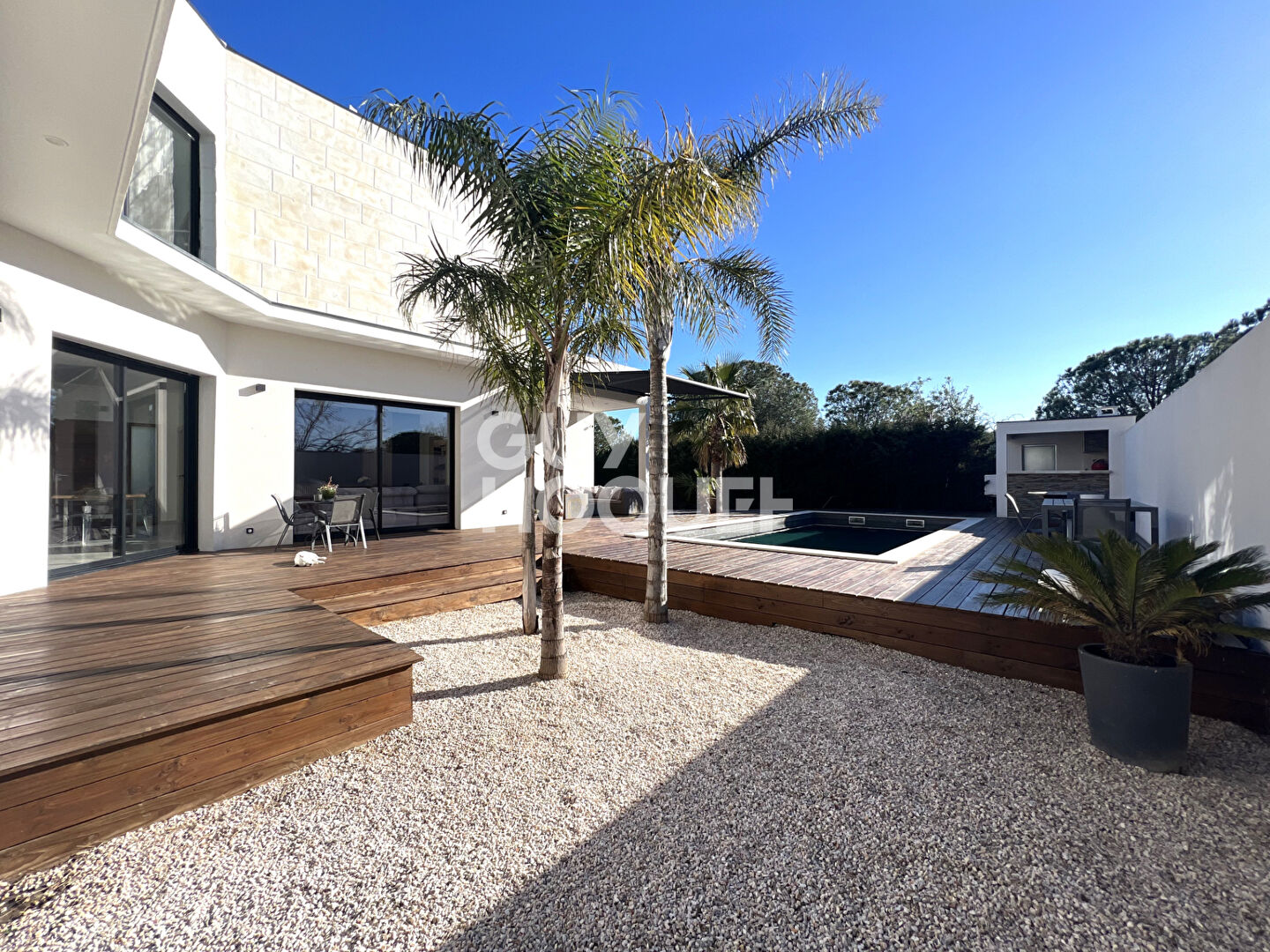 SAINT FELIU D'AVALL Maison récent 4 faces, 5 pièces avec garage sur 900m² de parcelle