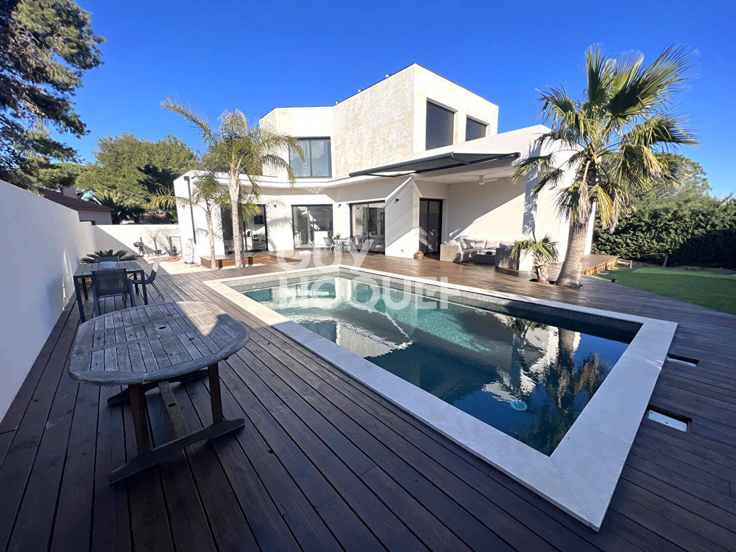 SAINT FELIU D'AVALL Maison récent 4 faces, 5 pièces avec garage sur 900m² de parcelle