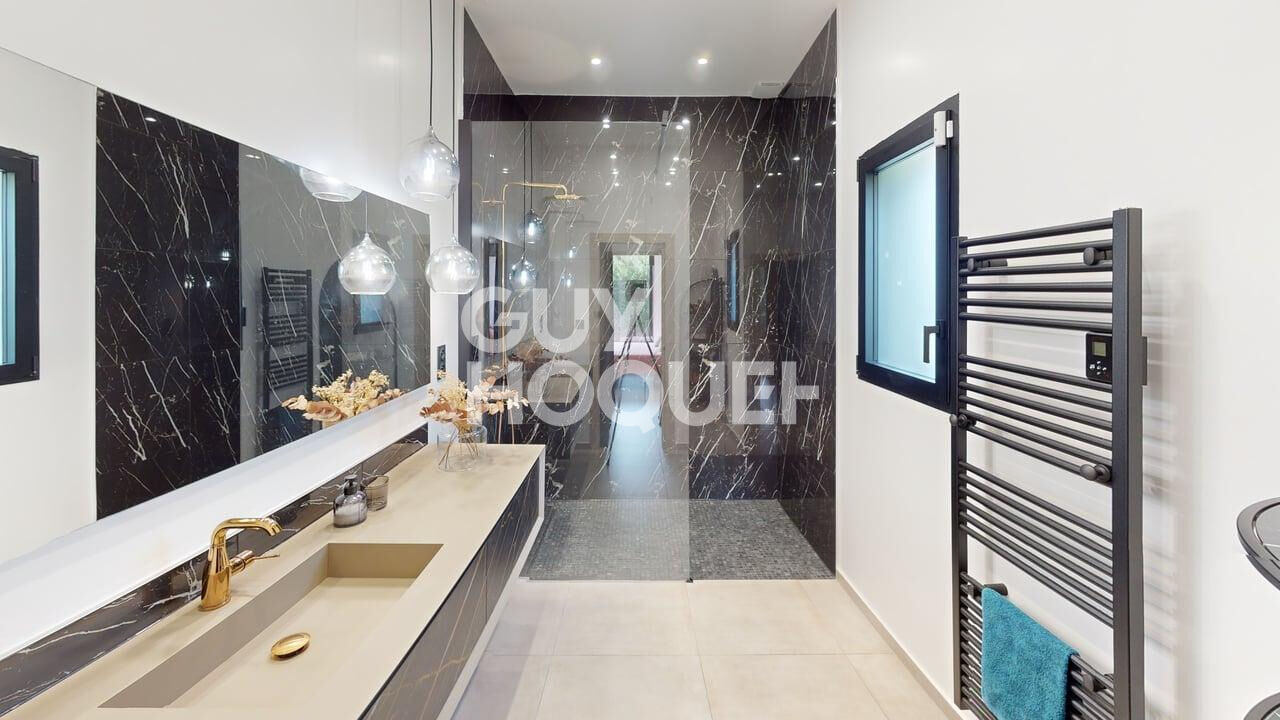 SAINT FELIU D'AVALL Maison récent 4 faces, 5 pièces avec garage sur 900m² de parcelle