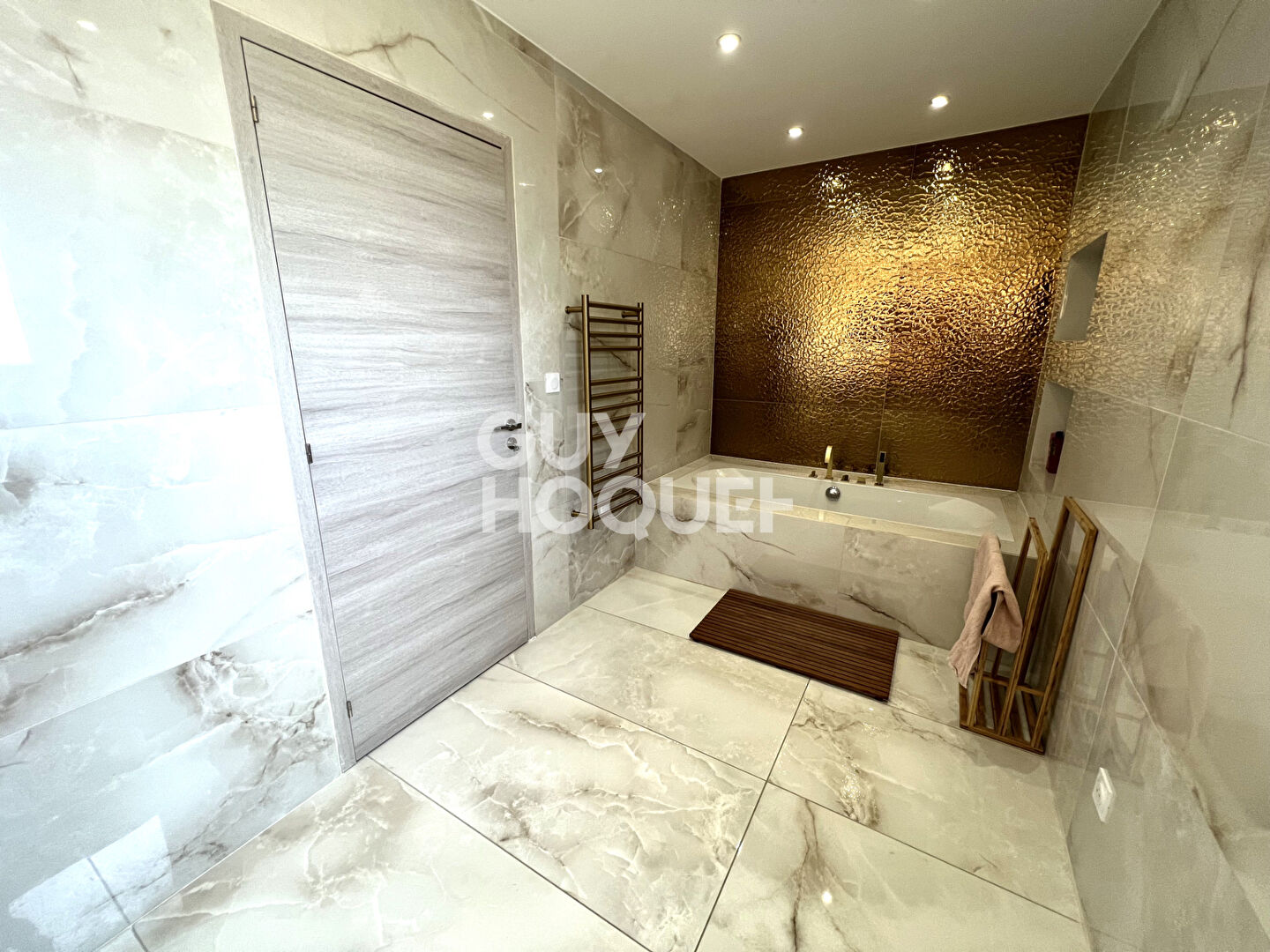 PONTEILLA, maison 4 faces, 4 chambres, garage et jardin