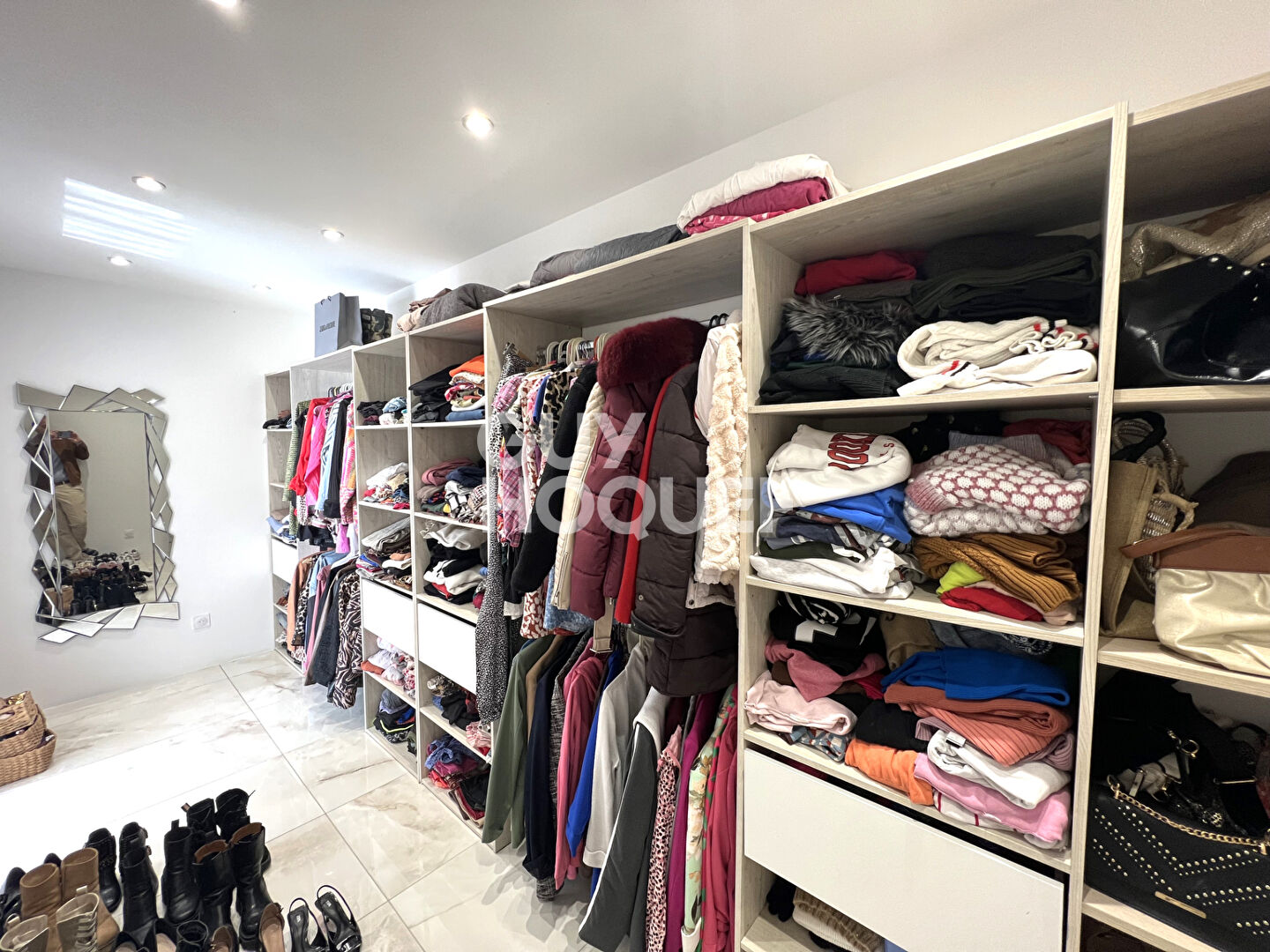 PONTEILLA, maison 4 faces, 4 chambres, garage et jardin