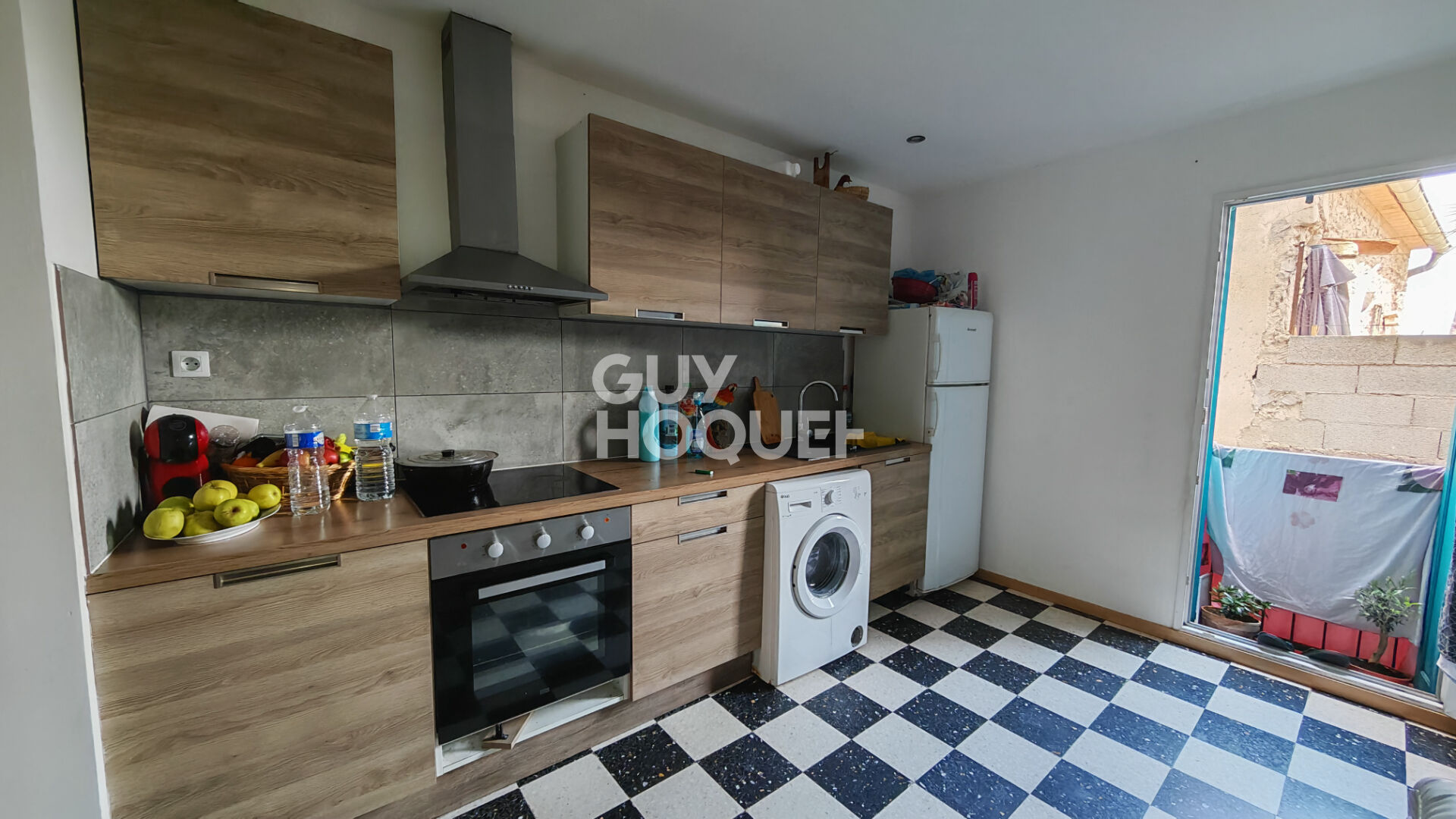 Corneilla la rivière, à vendre immeuble avec 2 appartements loués + garage et cour.