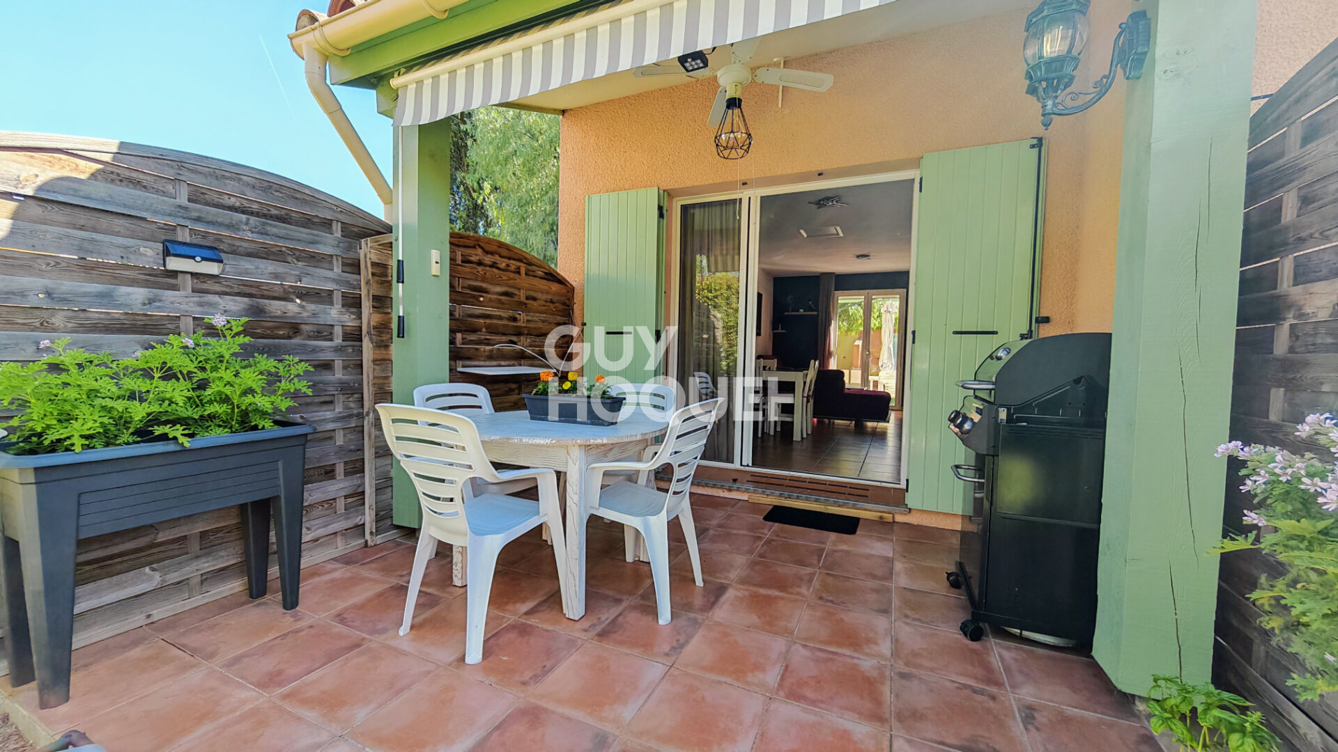 A VENDRE - Maison plain-pied 3 faces climatisée dans résidence sécurisée avec piscine. Référence 884