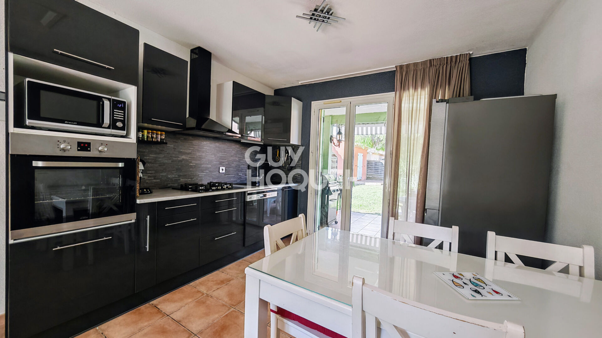 A VENDRE - Maison plain-pied 3 faces climatisée dans résidence sécurisée avec piscine. Référence 884