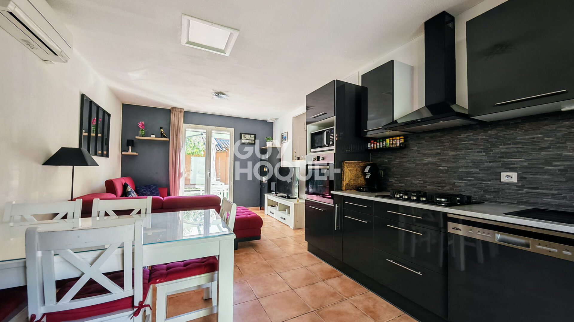 A VENDRE - Maison plain-pied 3 faces climatisée dans résidence sécurisée avec piscine. Référence 884