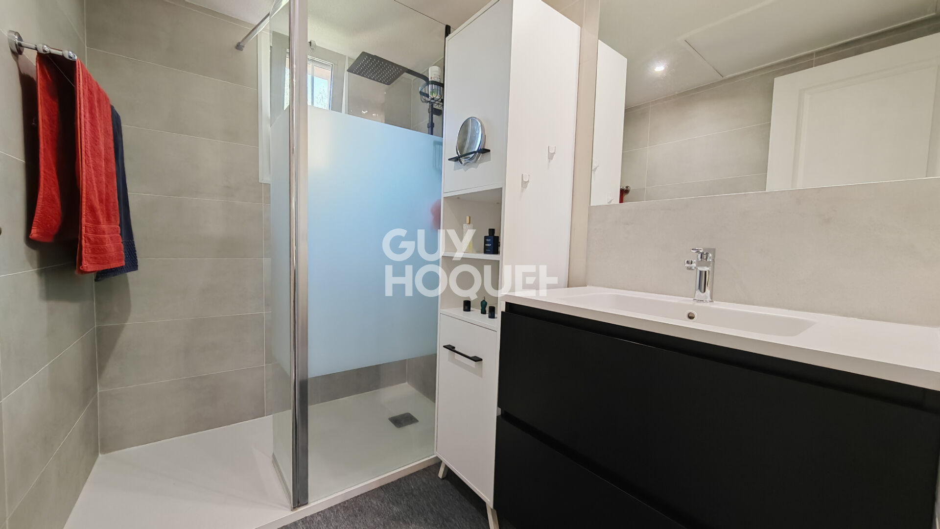 A VENDRE - Maison plain-pied 3 faces climatisée dans résidence sécurisée avec piscine. Référence 884