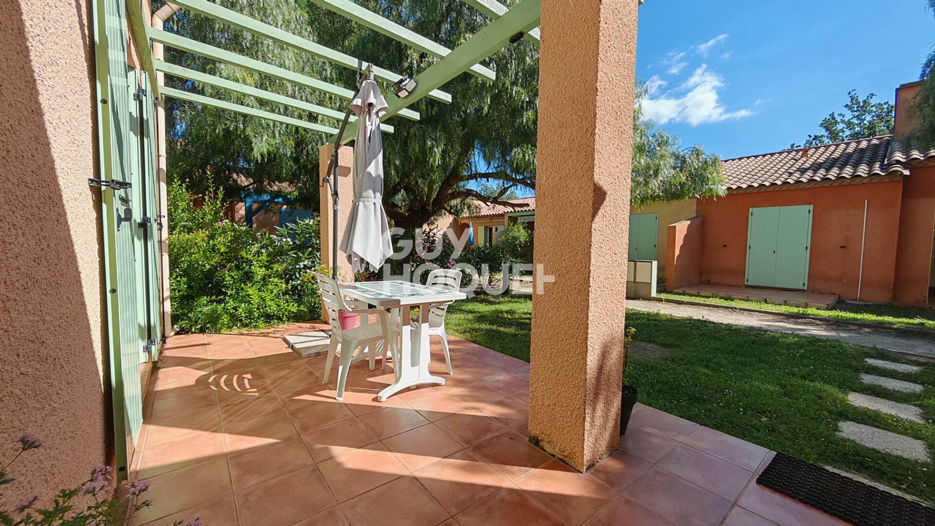 A VENDRE - Maison plain-pied 3 faces climatisée dans résidence sécurisée avec piscine. Référence 884