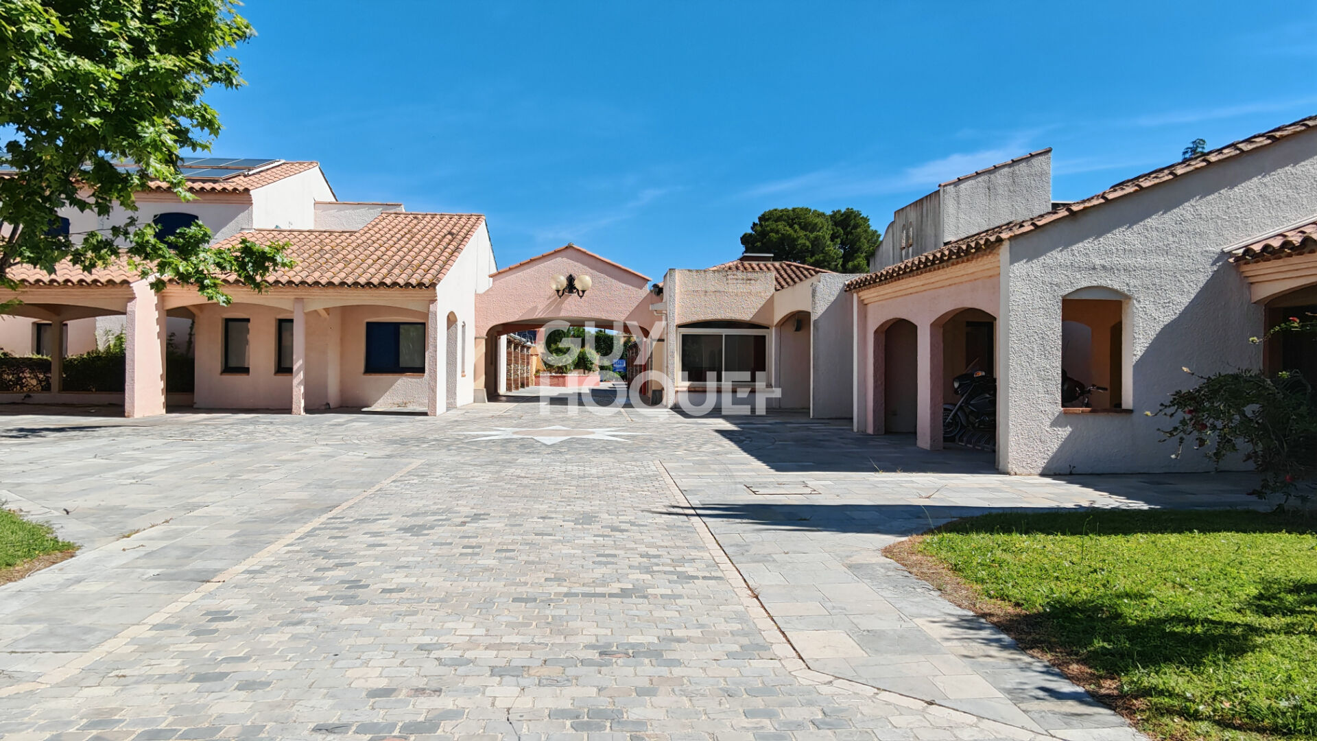 A VENDRE - Maison plain-pied 3 faces climatisée dans résidence sécurisée avec piscine. Référence 884