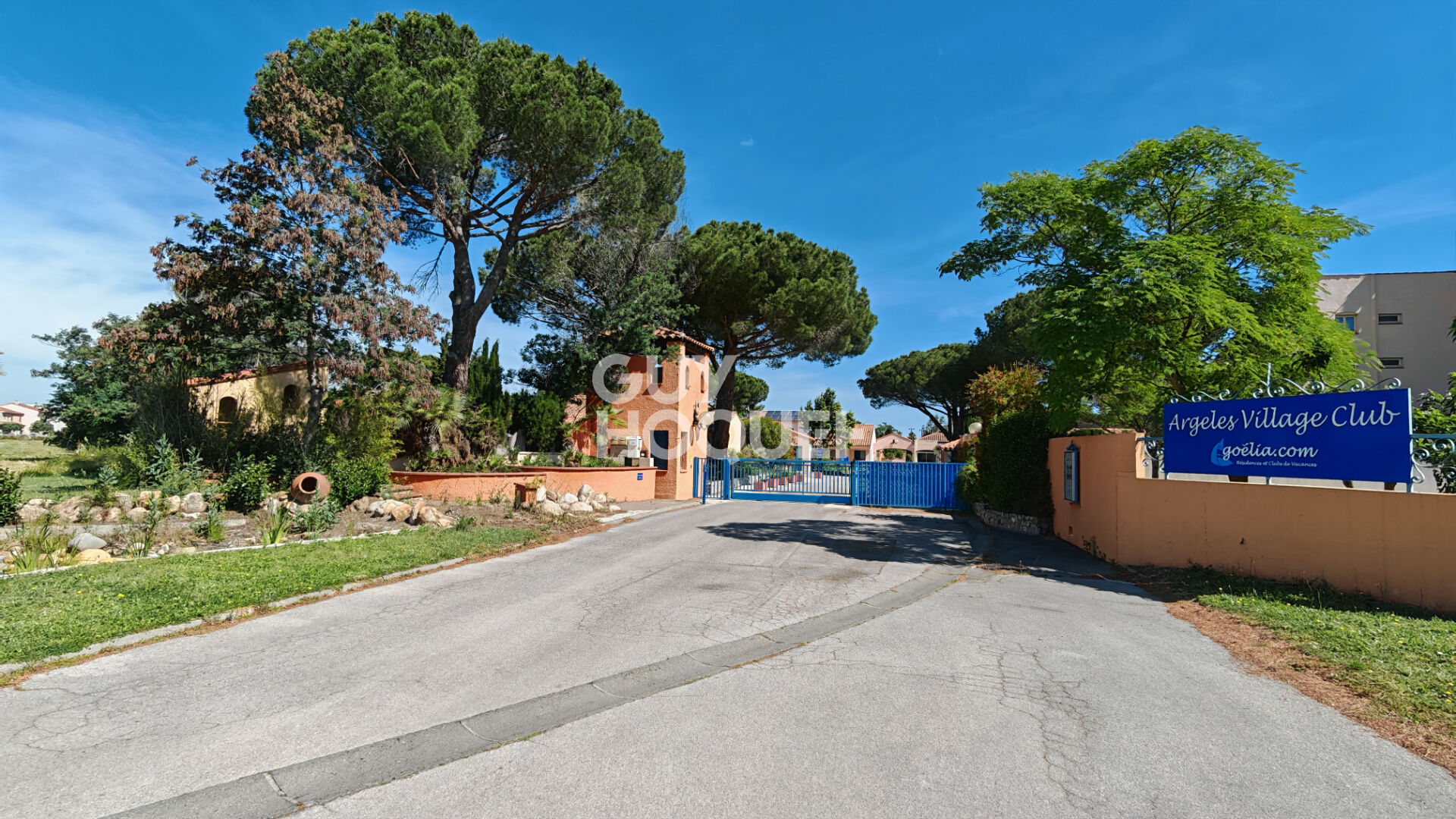 A VENDRE - Maison plain-pied 3 faces climatisée dans résidence sécurisée avec piscine. Référence 884