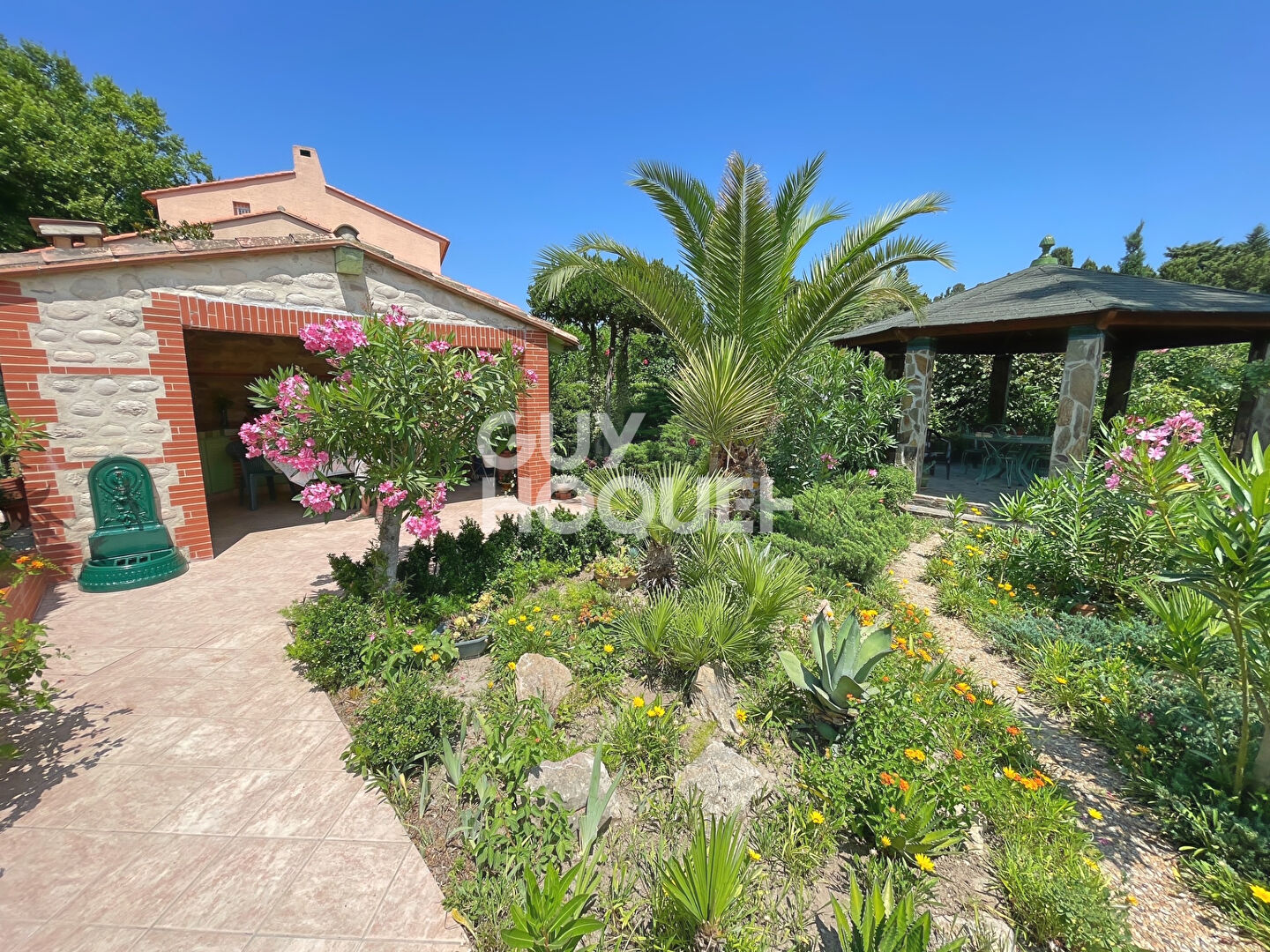 Propriété 4 faces, 200 m² habitables, 6 chambres, double garage, parcelle 1950 m²