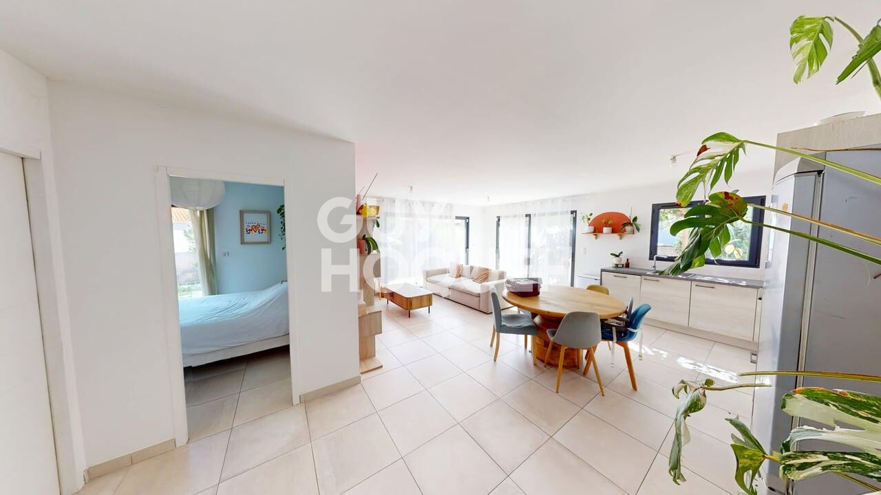 PEZILLA LA RIVIERE, Maison 3 faces de plain pied, 4 pièces avec garage et jardin.