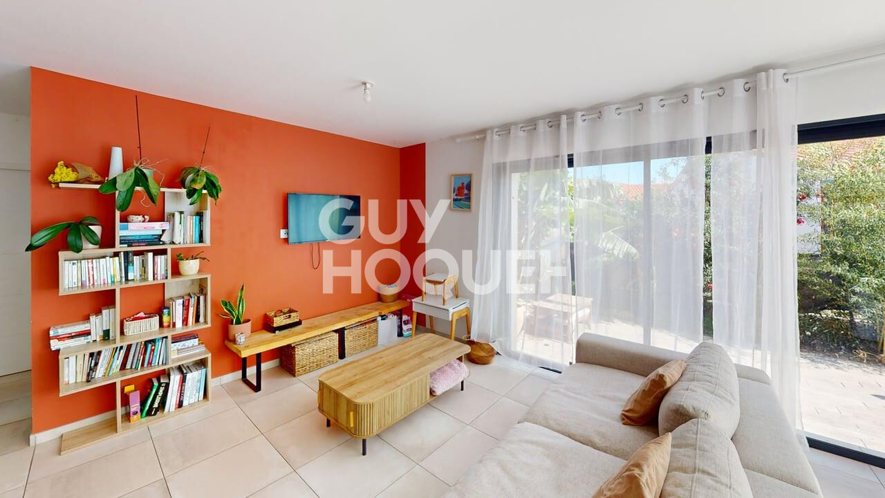 PEZILLA LA RIVIERE, Maison 3 faces de plain pied, 4 pièces avec garage et jardin.