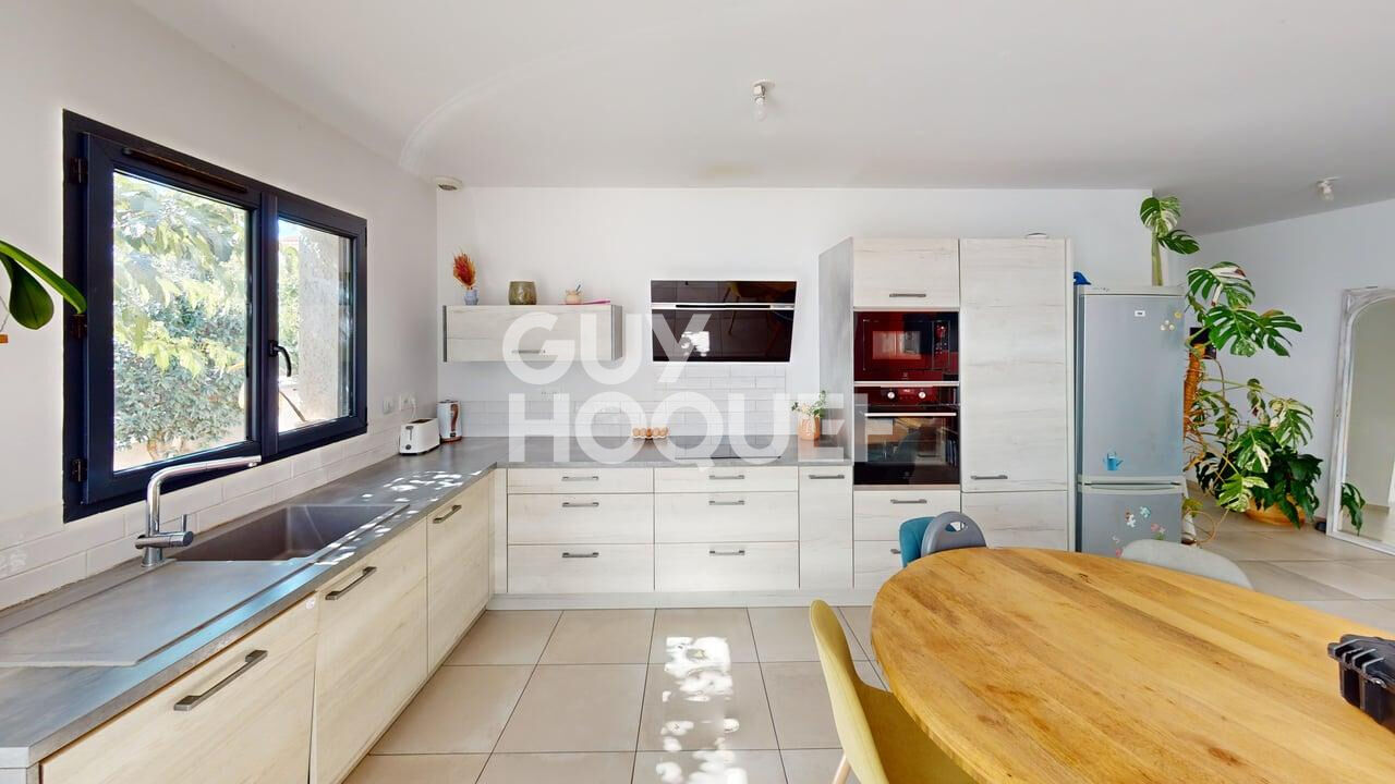 PEZILLA LA RIVIERE, Maison 3 faces de plain pied, 4 pièces avec garage et jardin.