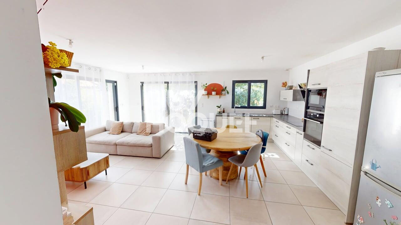 PEZILLA LA RIVIERE, Maison 3 faces de plain pied, 4 pièces avec garage et jardin.