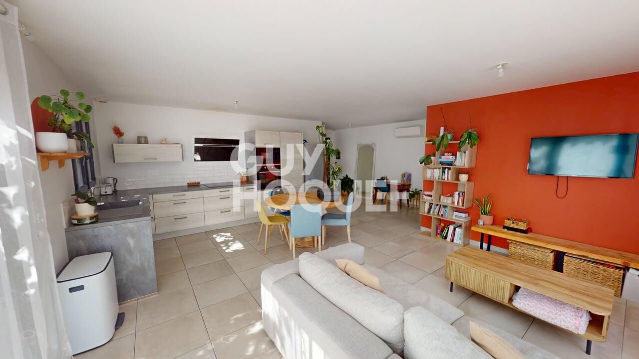 PEZILLA LA RIVIERE, Maison 3 faces de plain pied, 4 pièces avec garage et jardin.