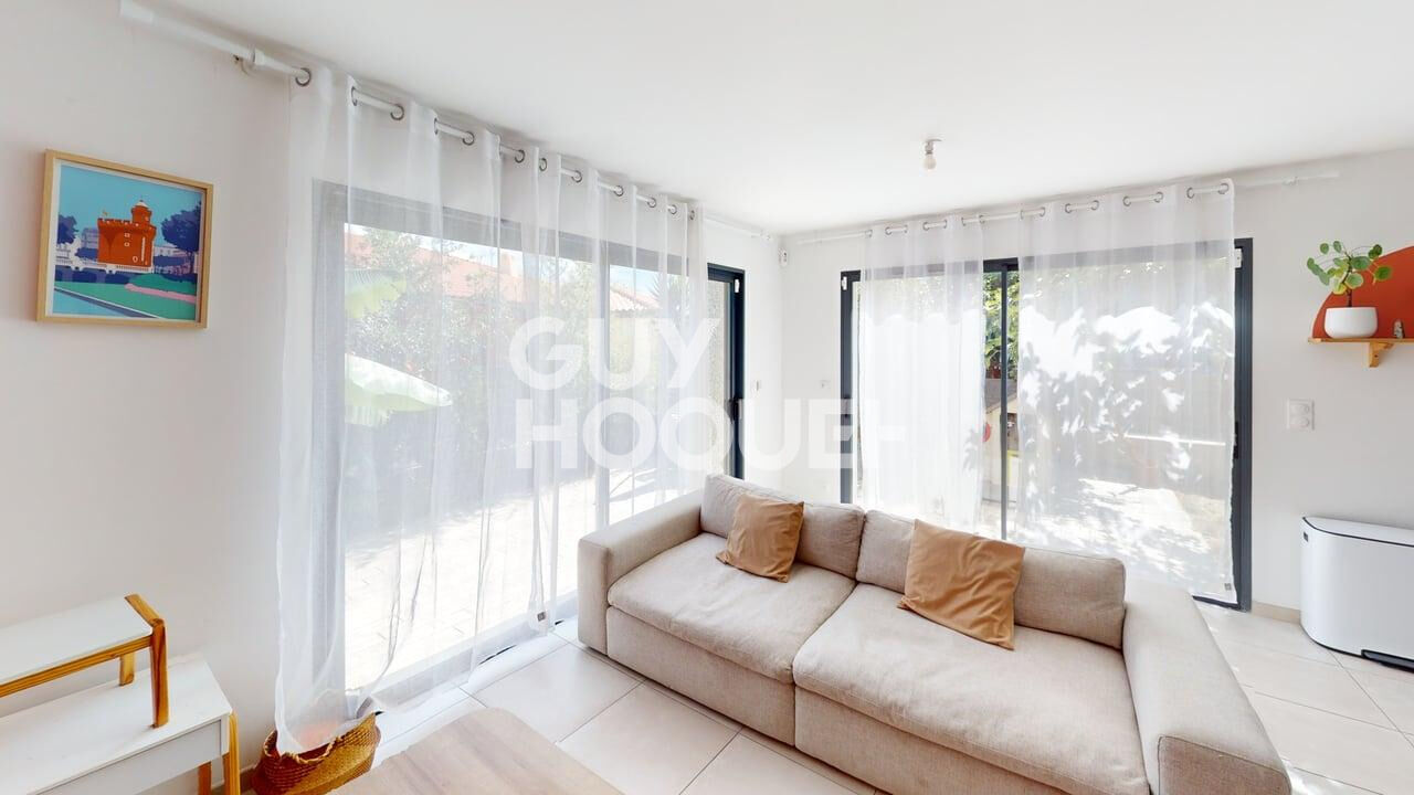 PEZILLA LA RIVIERE, Maison 3 faces de plain pied, 4 pièces avec garage et jardin.