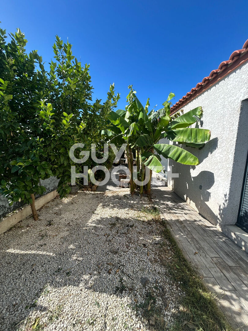 PEZILLA LA RIVIERE, Maison 3 faces de plain pied, 4 pièces avec garage et jardin.