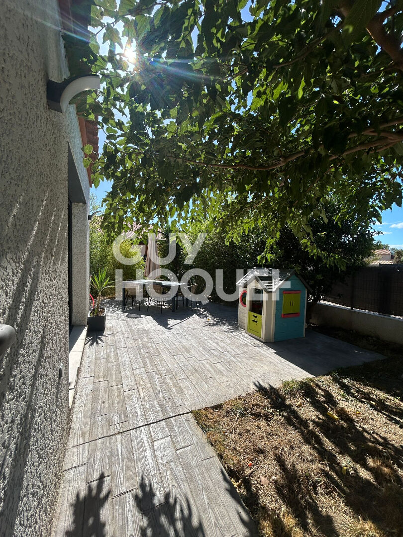 PEZILLA LA RIVIERE, Maison 3 faces de plain pied, 4 pièces avec garage et jardin.