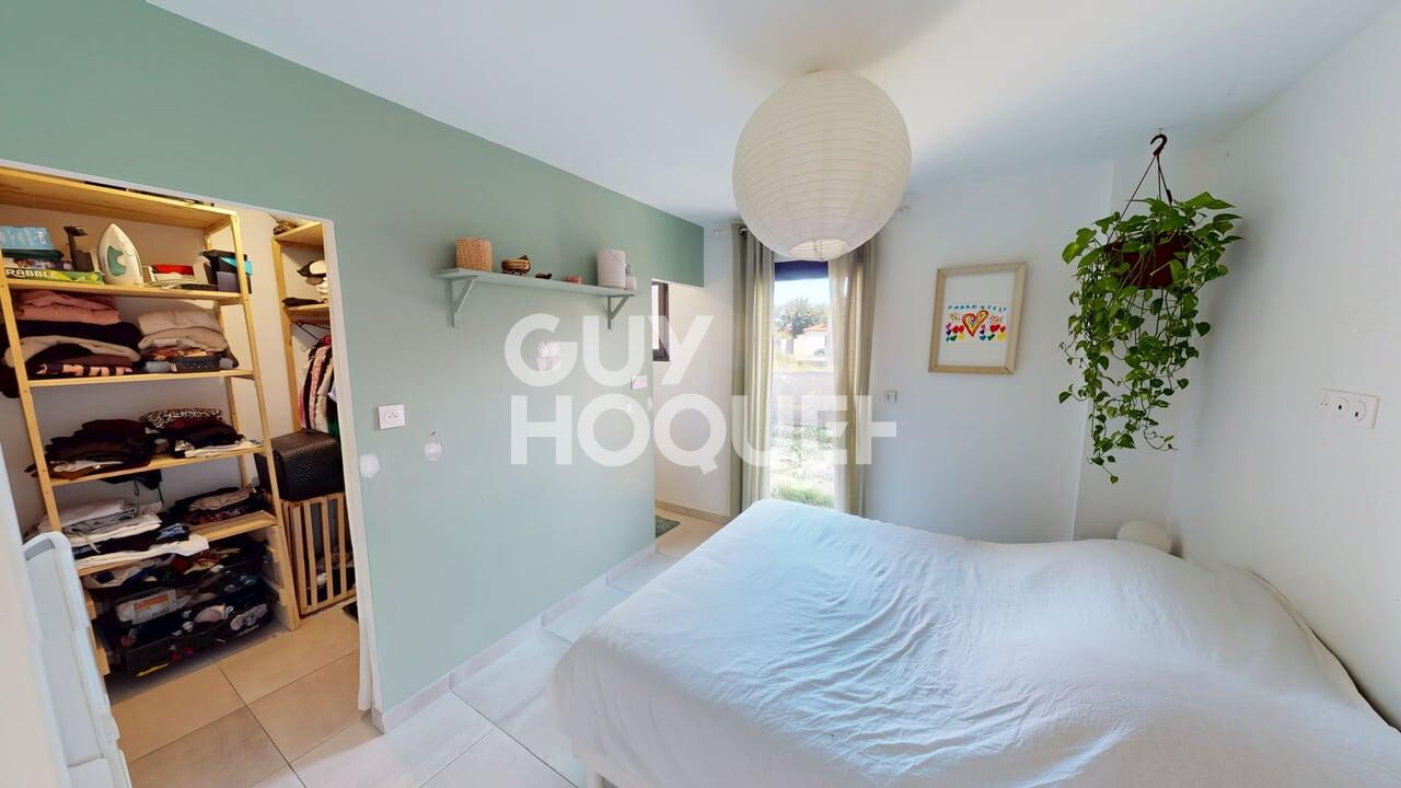 PEZILLA LA RIVIERE, Maison 3 faces de plain pied, 4 pièces avec garage et jardin.