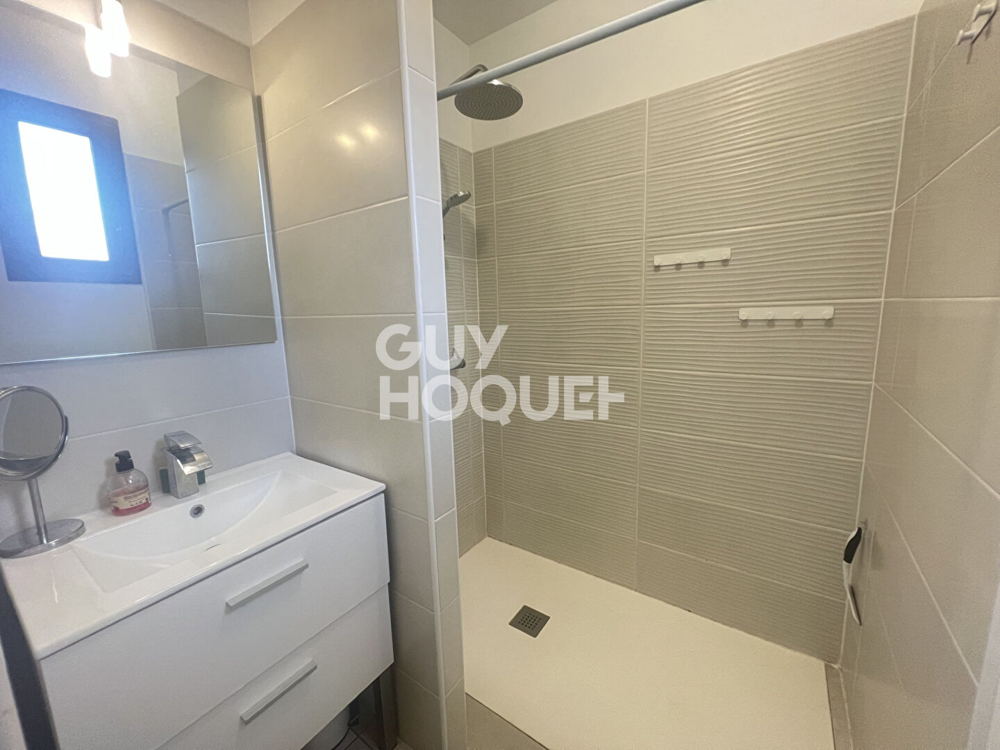 PEZILLA LA RIVIERE, Maison 3 faces de plain pied, 4 pièces avec garage et jardin.