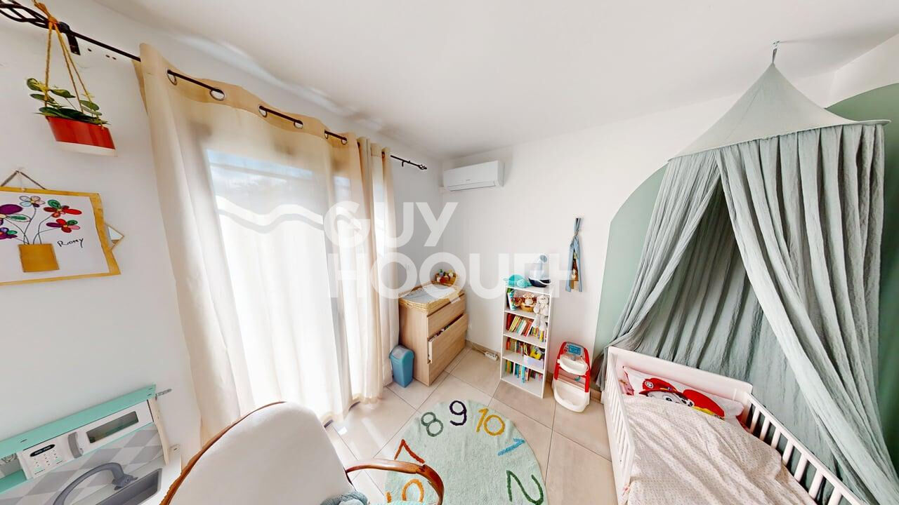 PEZILLA LA RIVIERE, Maison 3 faces de plain pied, 4 pièces avec garage et jardin.