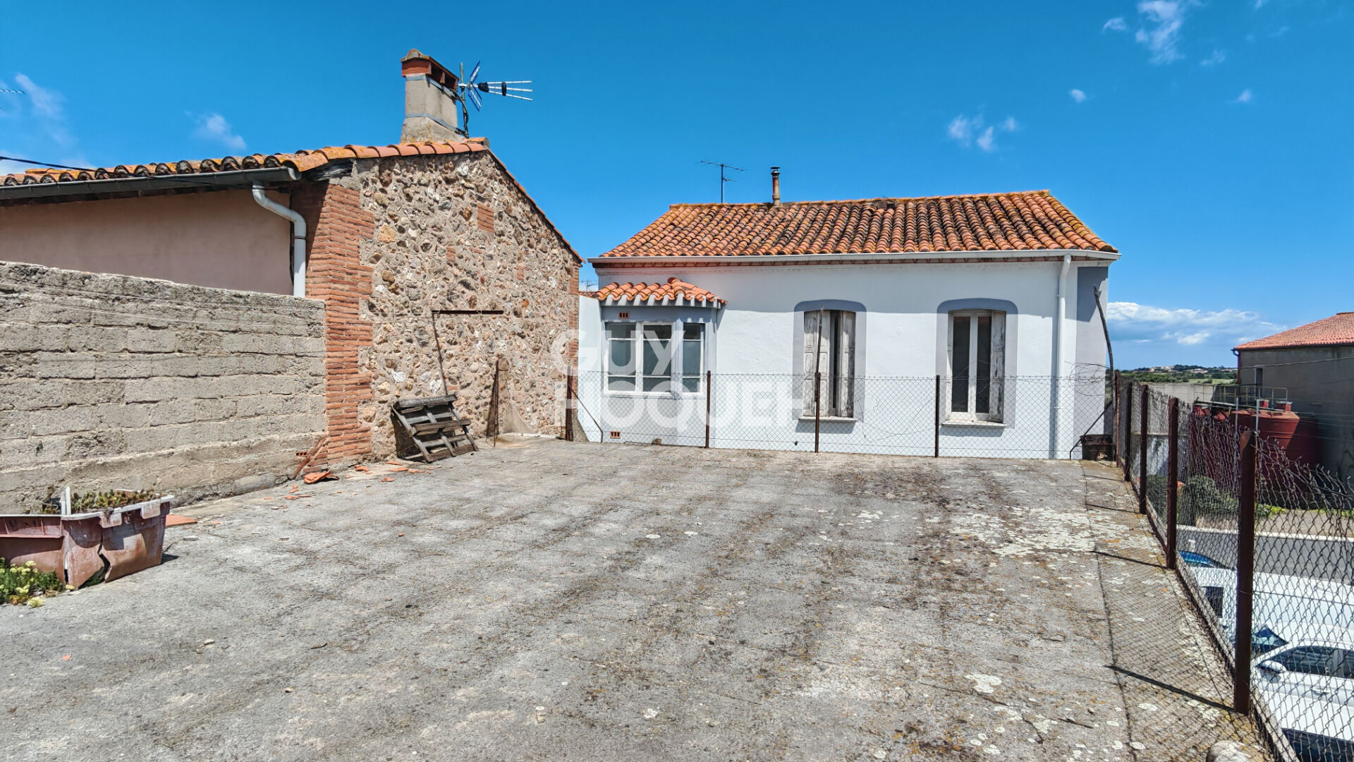 EXCLUSIVITÉ  - A vendre à FOURQUES (66300) BELLE MAISON DE MAITRE à rénover