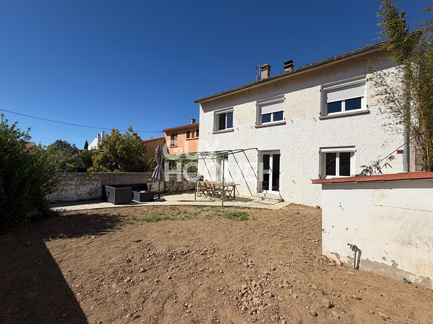 PEZILLA LA RIVIERE Maison familiale entièrement rénovée 2 faces, 6 pièces avec jardin.