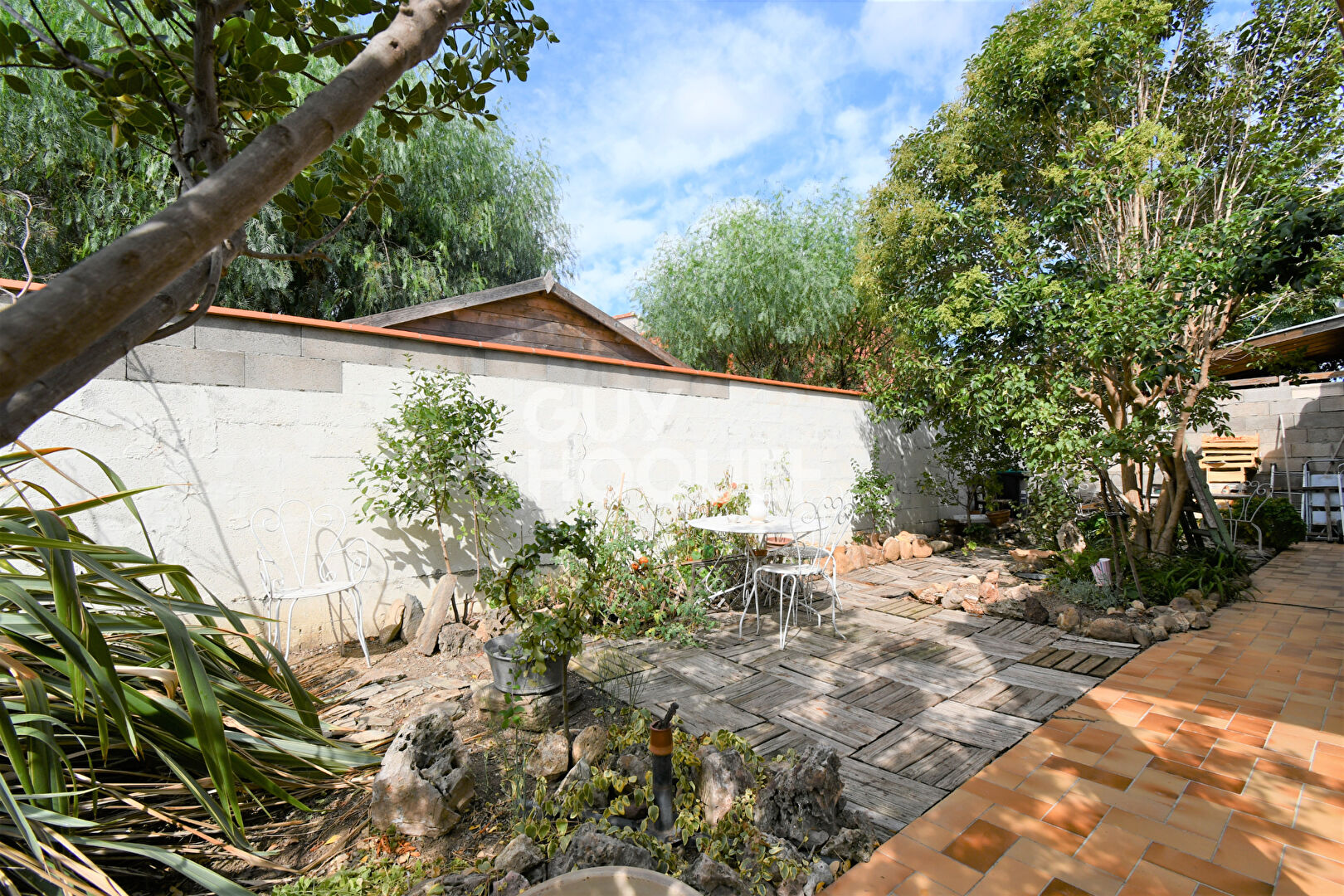 PONTEILLA Maison 3 faces, 5 pièces dont 3 chambres en RDC, avec garage et jardin.