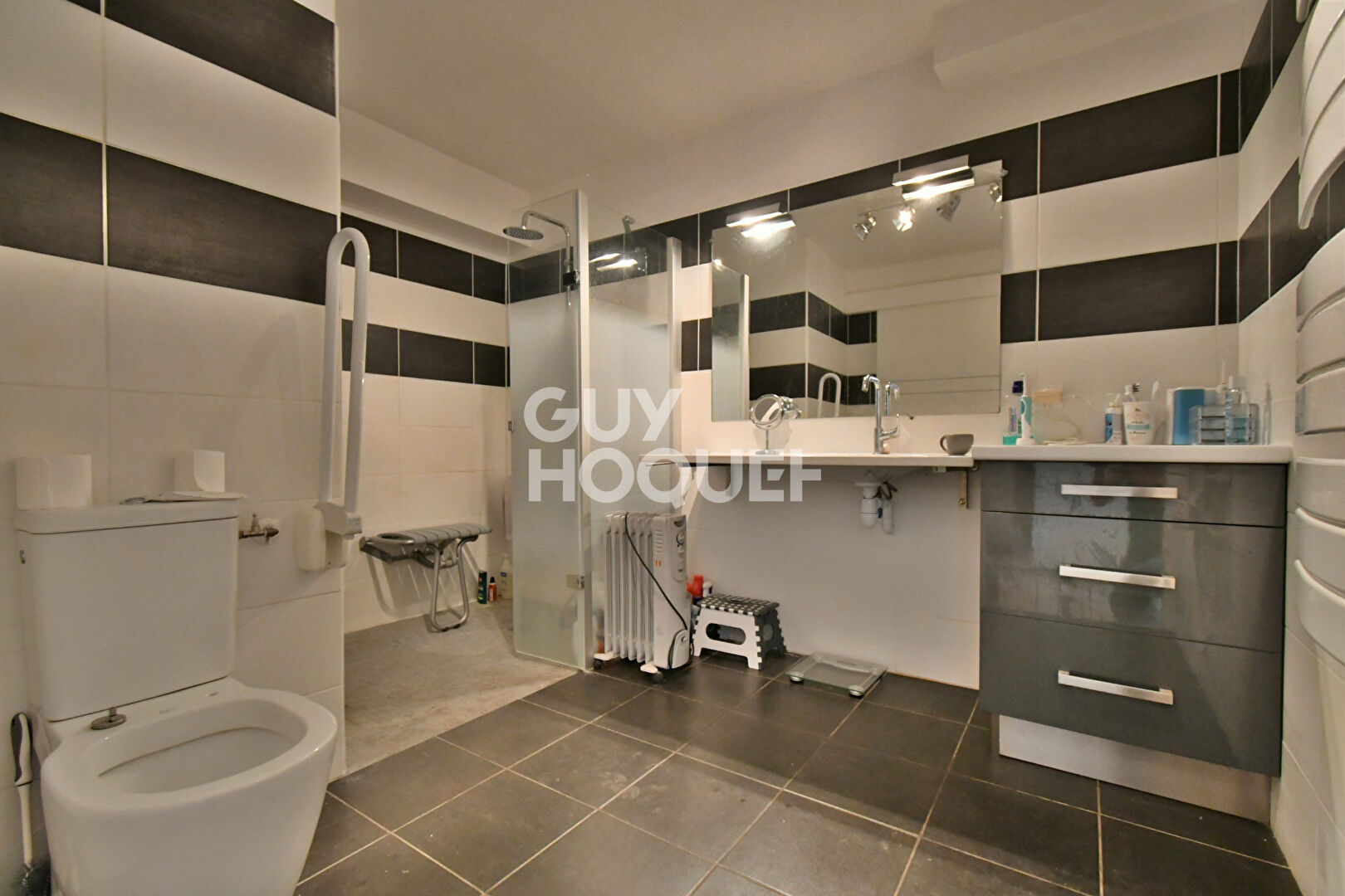 PONTEILLA Maison 3 faces, 5 pièces dont 3 chambres en RDC, avec garage et jardin.