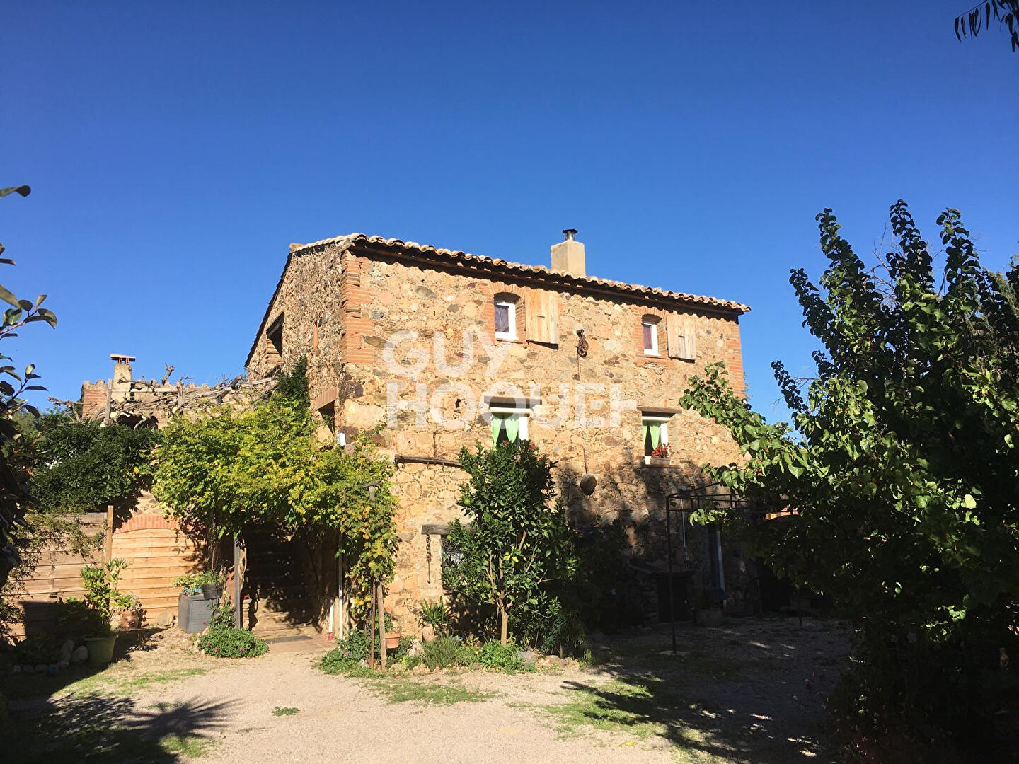 MAS EN PIERRE DE CARACTERE