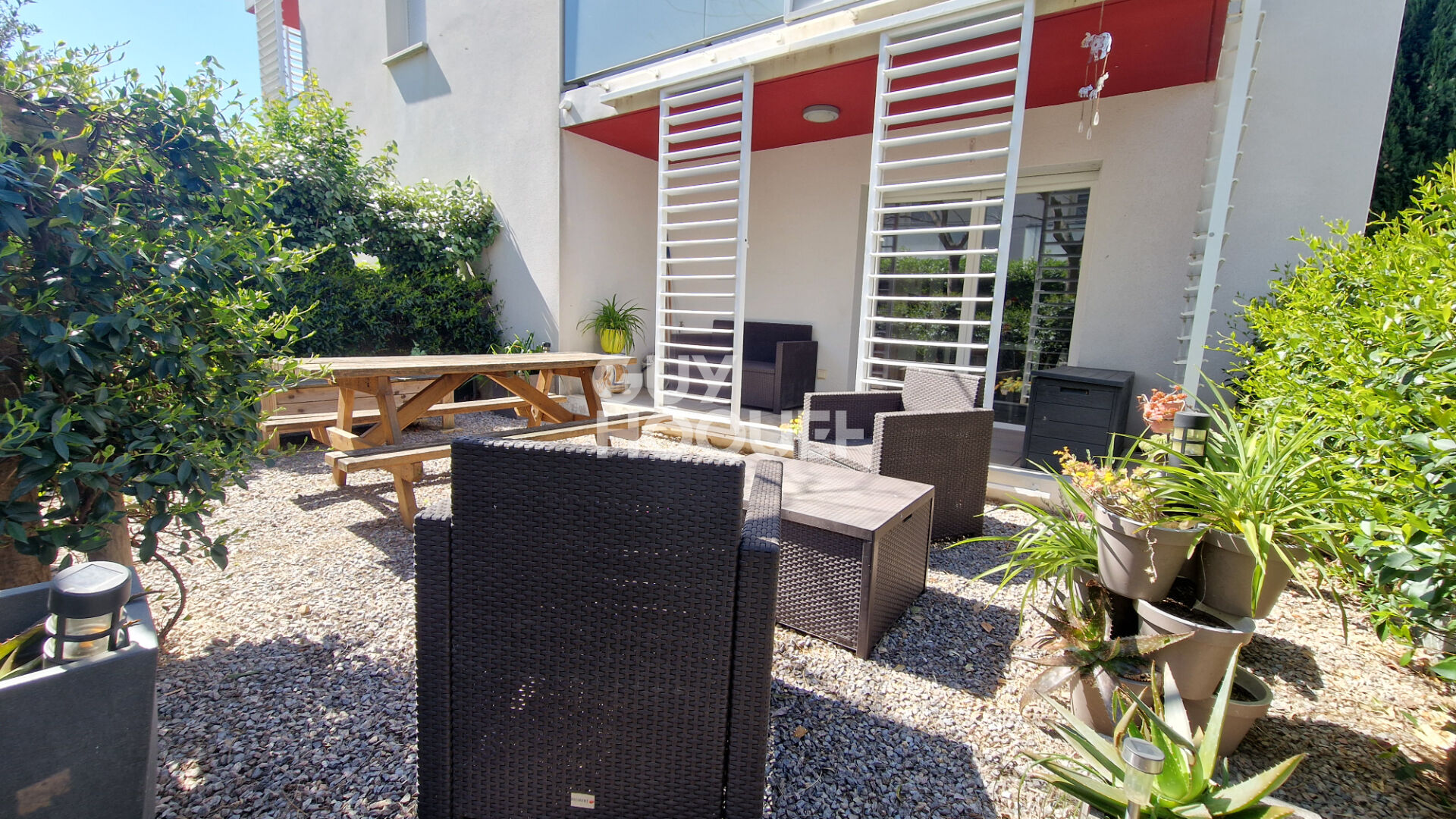 CANOHES Charmant T2 de 43 m² lumineux avec jardin et 2 places de parking fermées.