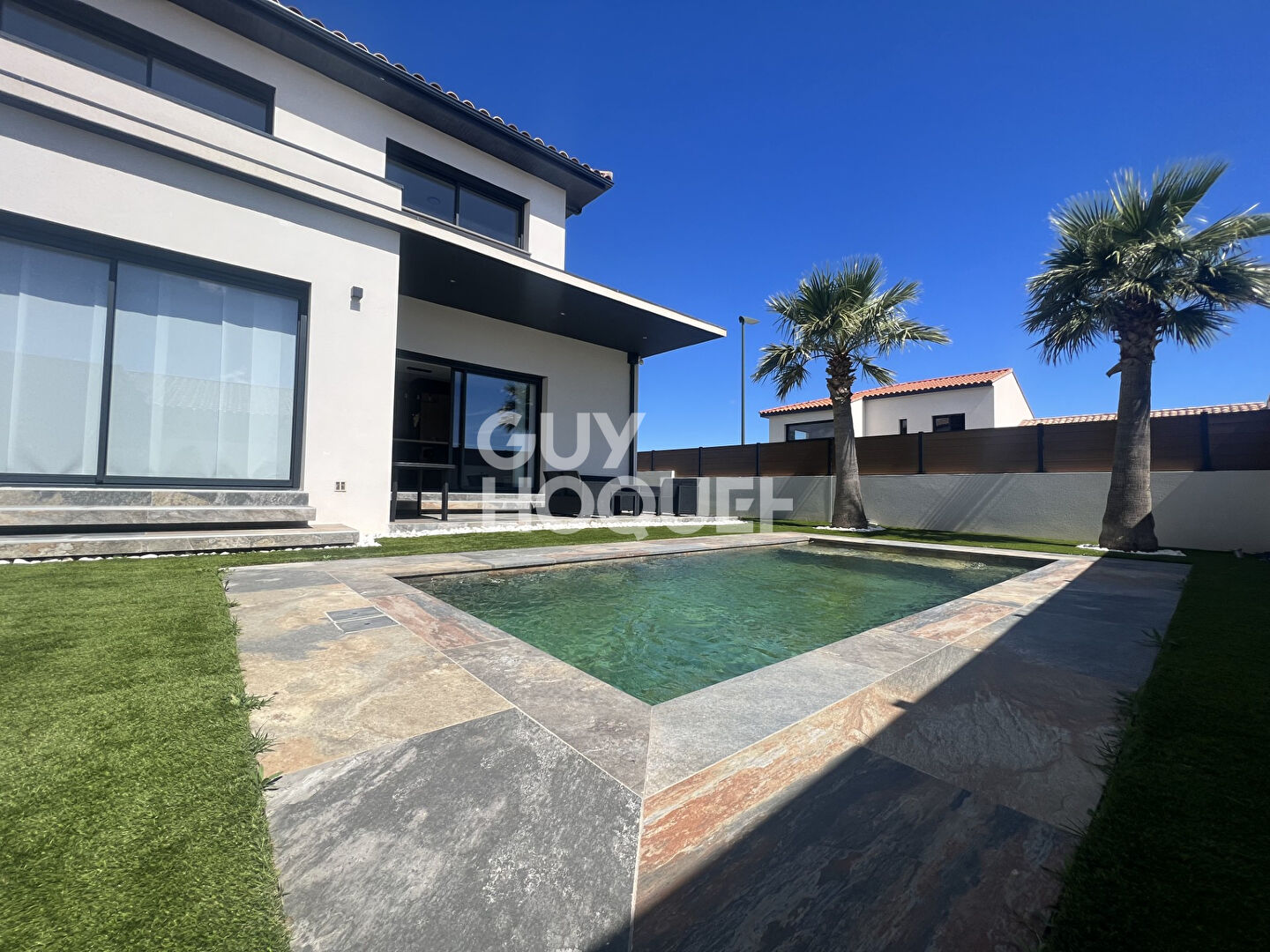 THUIR, à vendre maison récente contemporaine, 5 pièces avec garage, jardin et piscine.