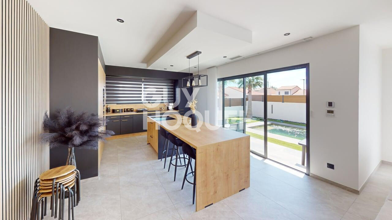 THUIR, à vendre maison récente contemporaine, 5 pièces avec garage, jardin et piscine.