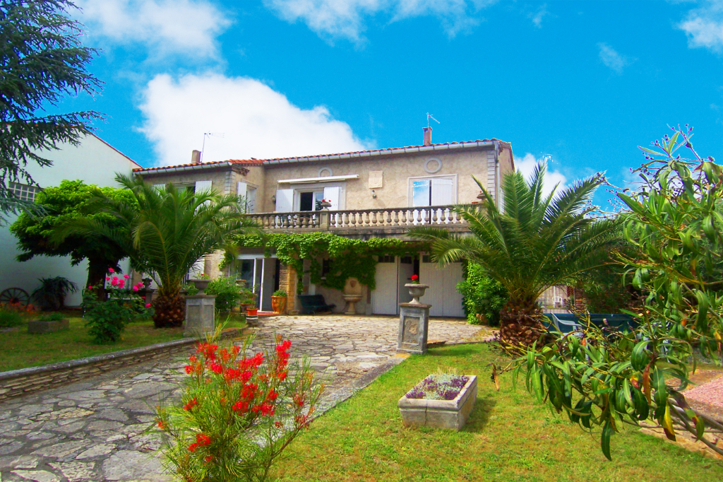 CARCASSONNE maison traditionnelle 180 m² avec garage 100m² sur terrain 800 m² avec piscine.