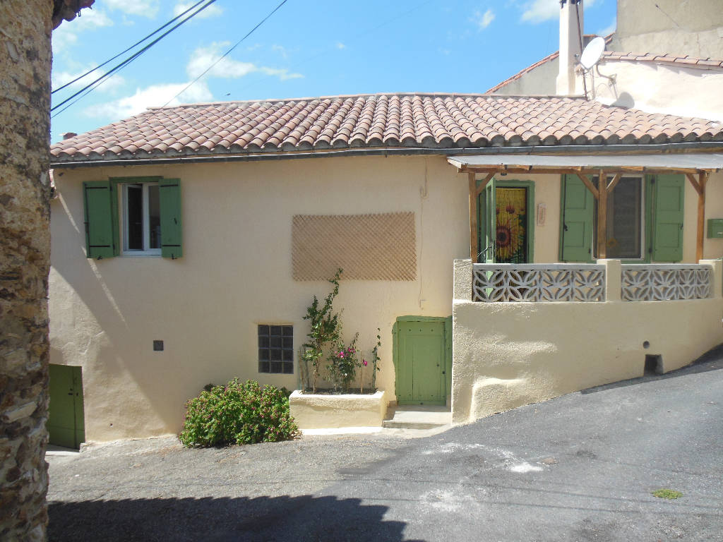 SALSIGNE,  belle maison de village en pierres rénovée avec cour.