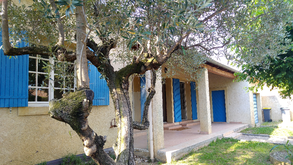 À louer, maison d'une surface habitable de 99 m², 4 pièces à BEAUMES DE VENISE (84190).