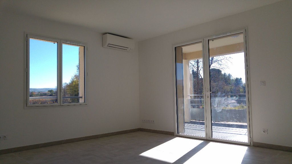 À louer, appartement d'une surface habitable de 82,39 m², 3 pièces à MAZAN (84380).
